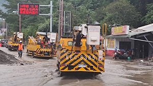 道路搶通後，台電搶修車隊陸續通過