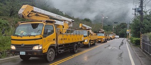 道路搶通前，台電搶修車隊等待情形