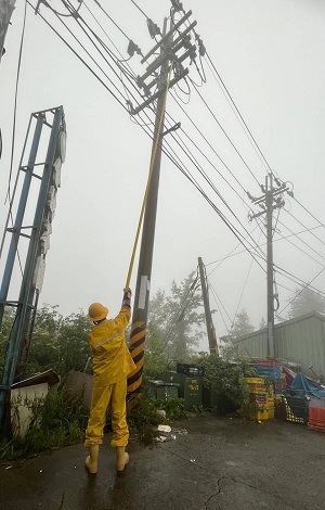 道路不佳環境下，採人力輕裝分段查修並投入開關後復電情形