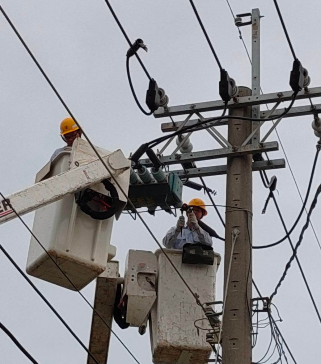 海葵颱風，台電人員線路搶修