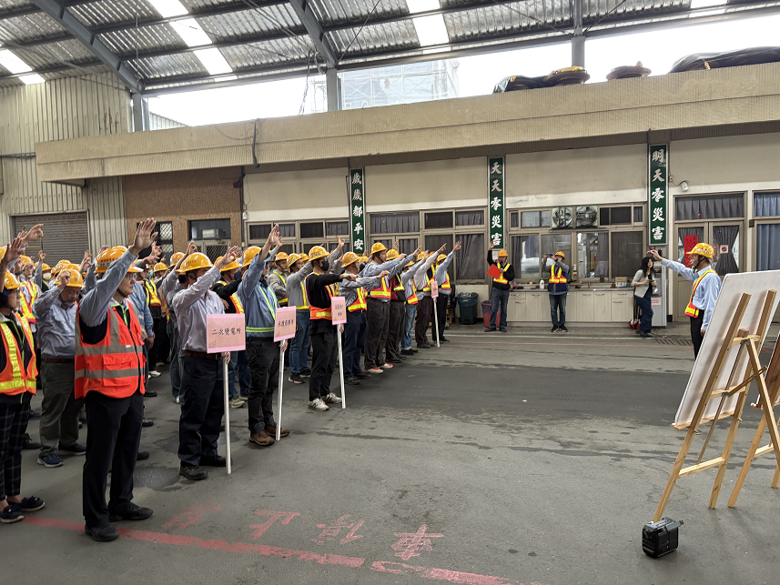 台電南投區處處長張毓哲(圖右)帶領全體員工共同宣誓一表穩供決心。