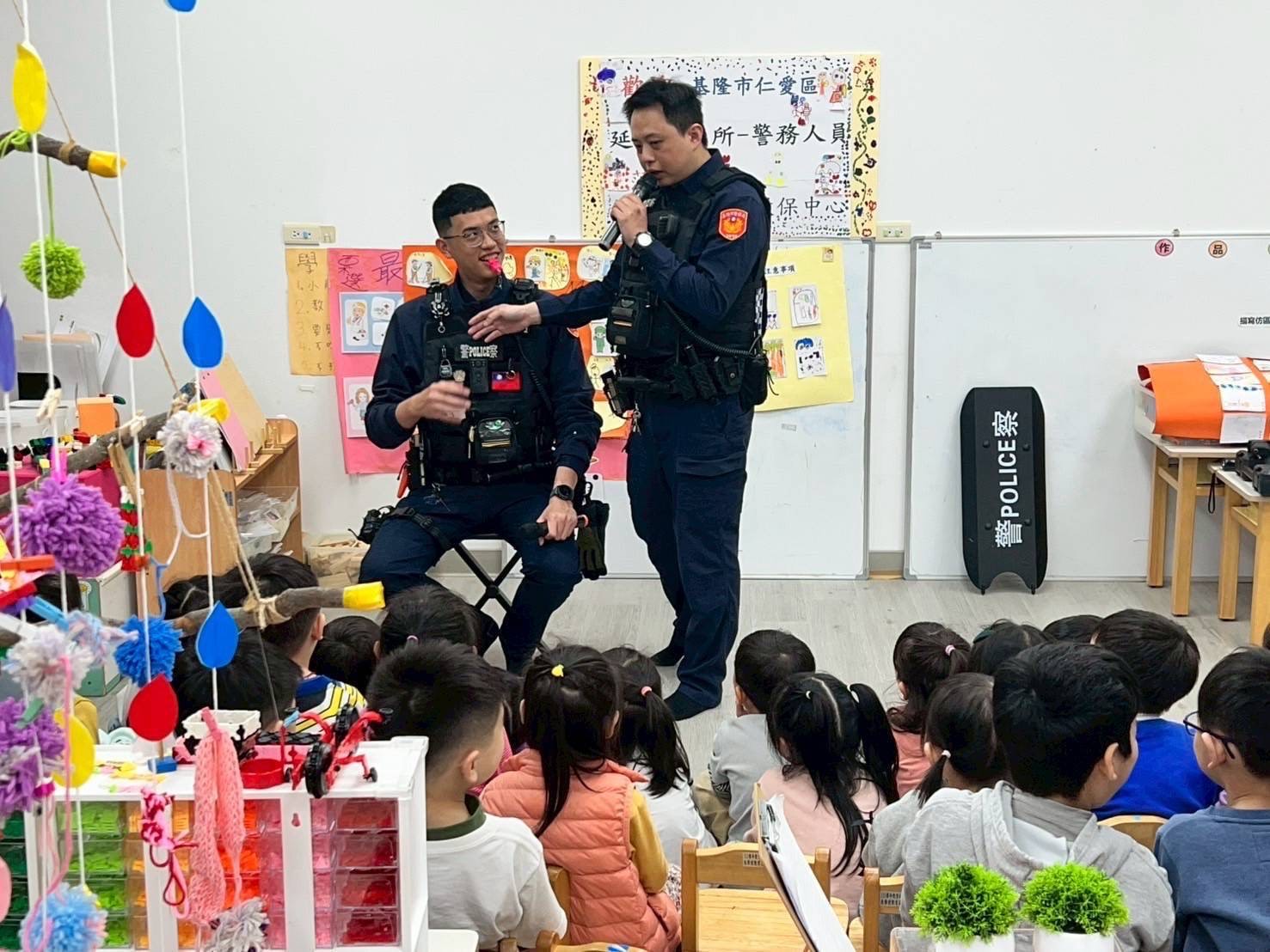 警務人員親切解說值勤工具