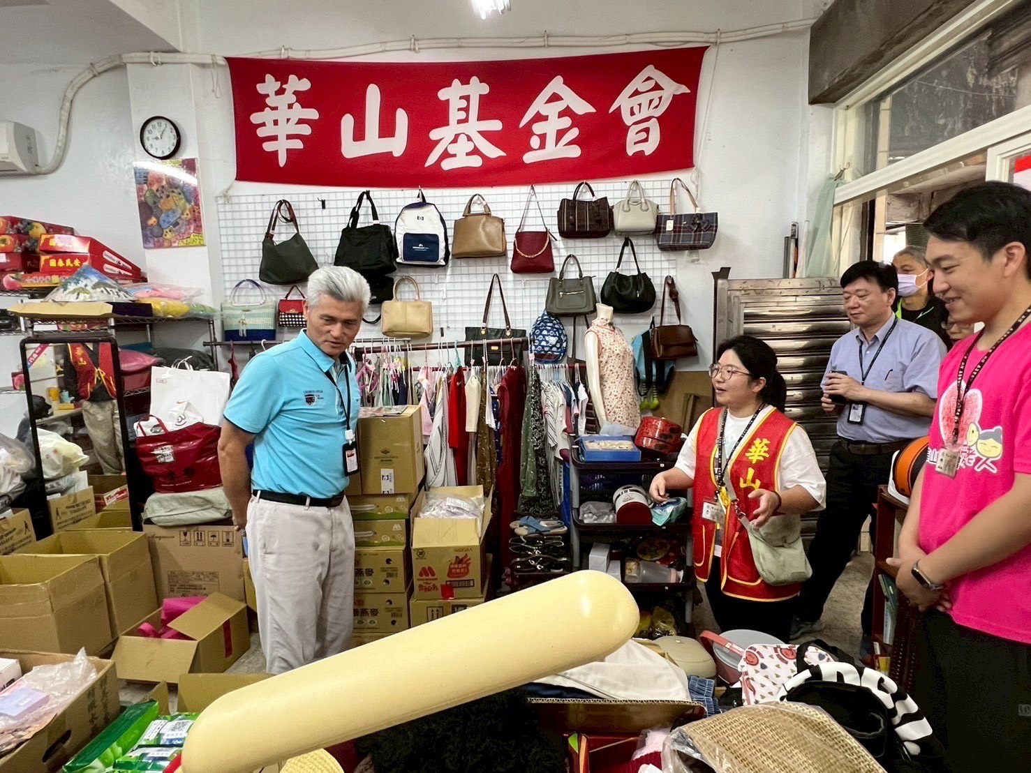 基隆區處陳處長與華山基金會志工開心對話