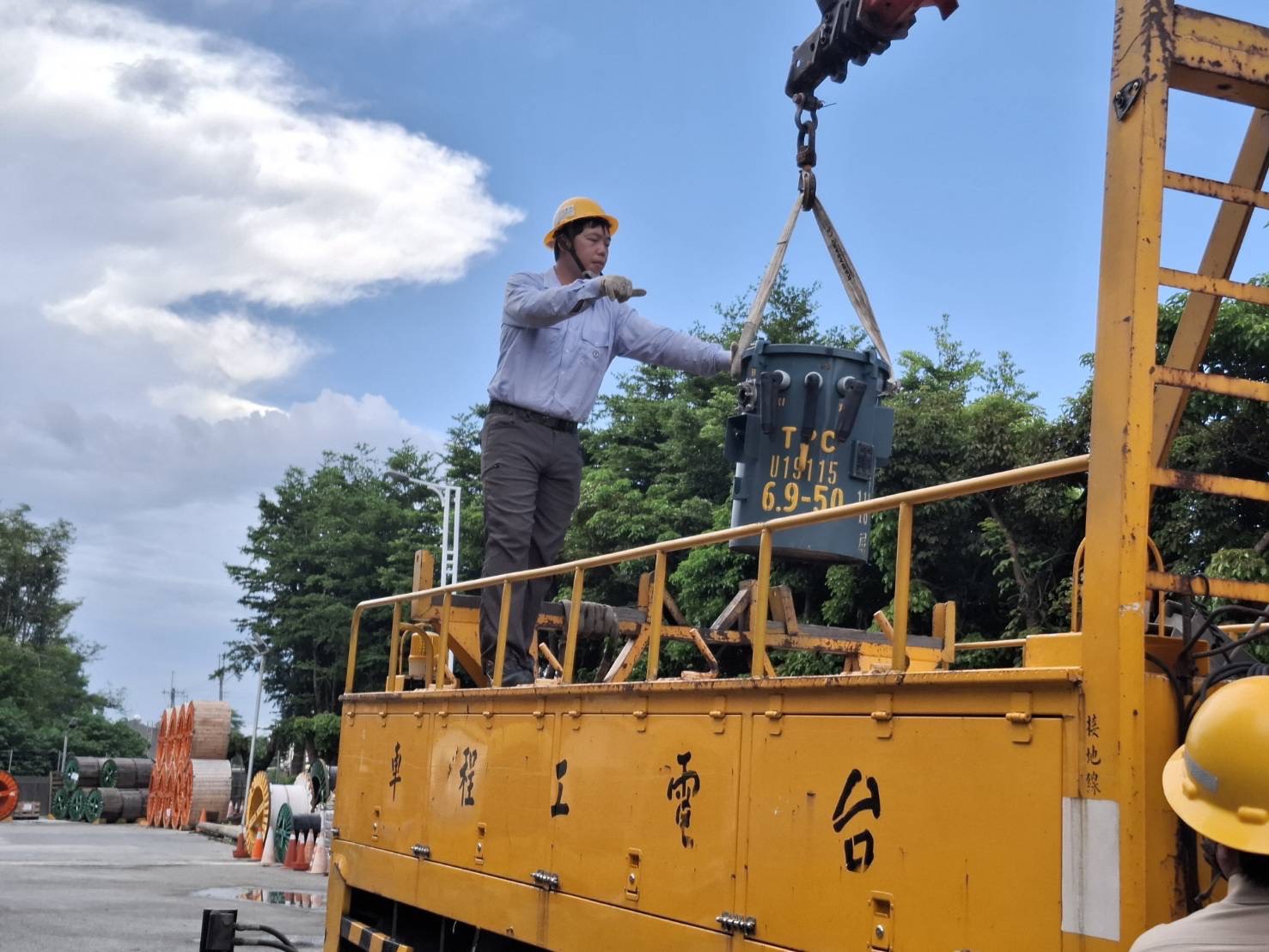 台電搶修人員已事先整備防颱的材料及機具。