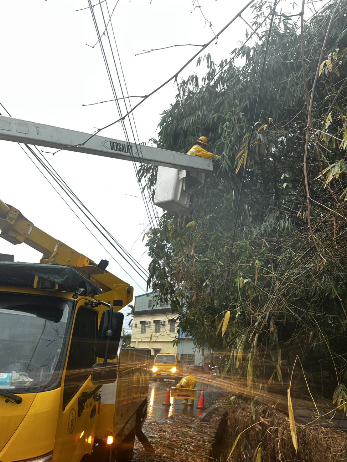 台電人員搶修畫面5