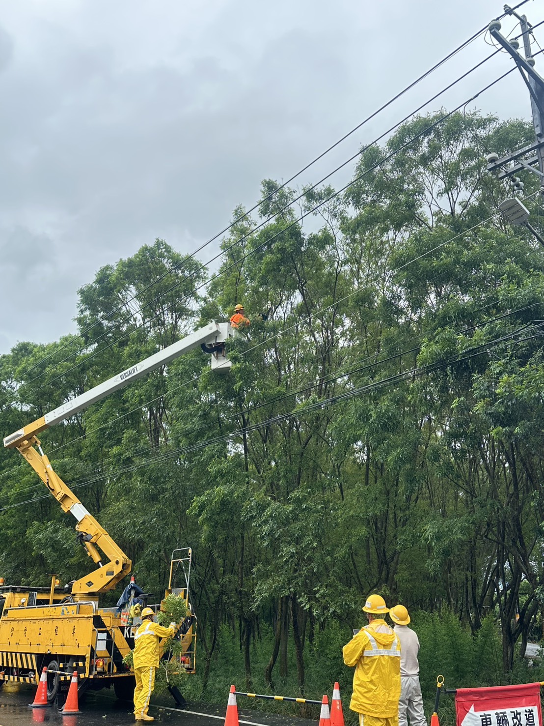 台電人員搶修畫面6