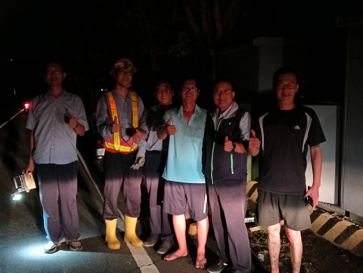 處長及搶修團隊與七股區玉成里長合影
