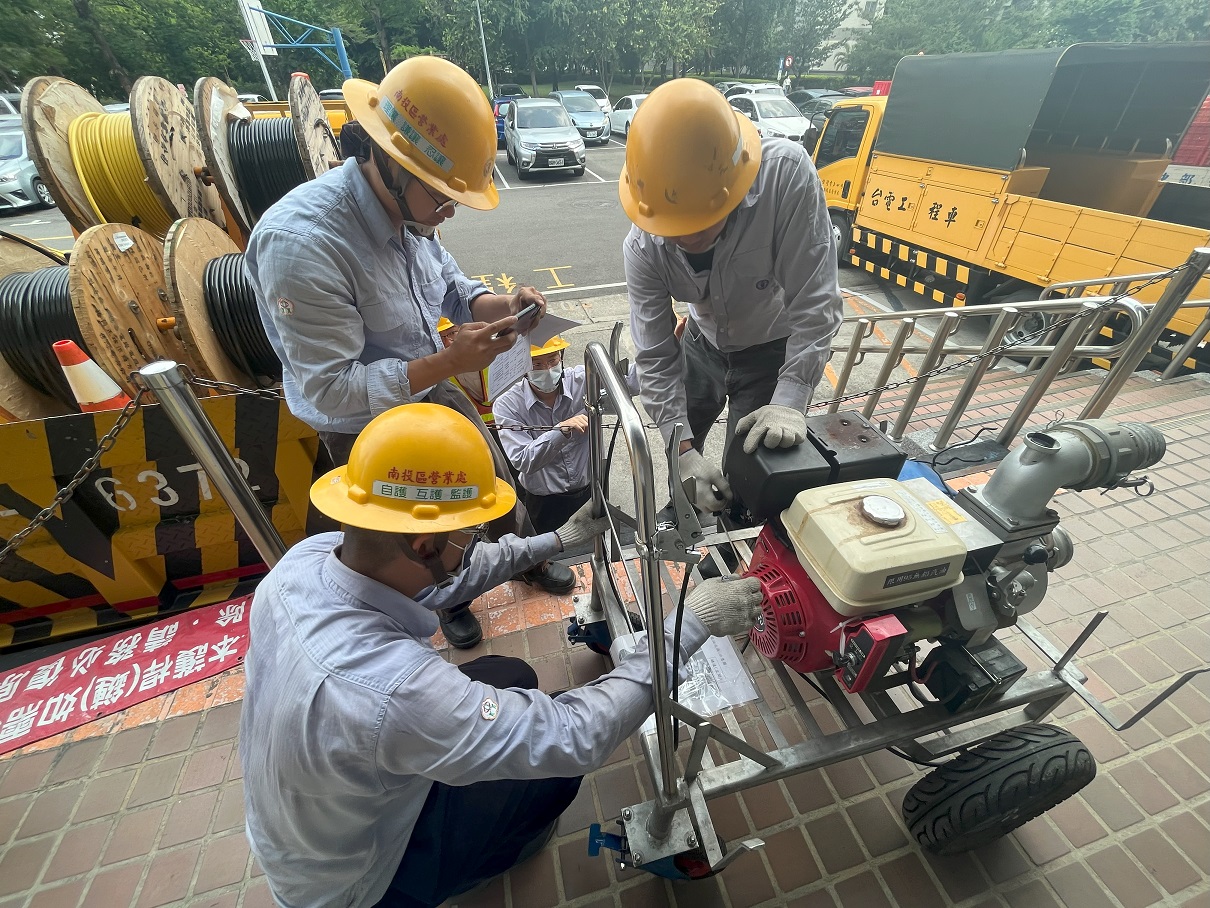 台電南投團隊積極檢修設備，確認發電機等運作無虞，全力備戰防颱，確保供電穩定。