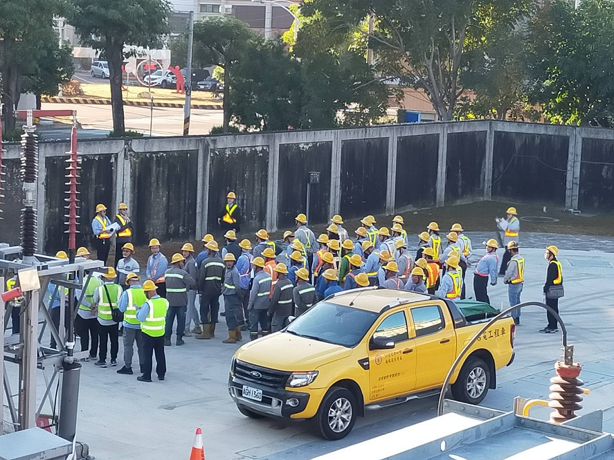 在象徵團圓的今日（21）冬至，台電南投員工放下與家人相聚的時光，全員動員投入大里產業園區聯合歲修，以行動守護中部產業動能。