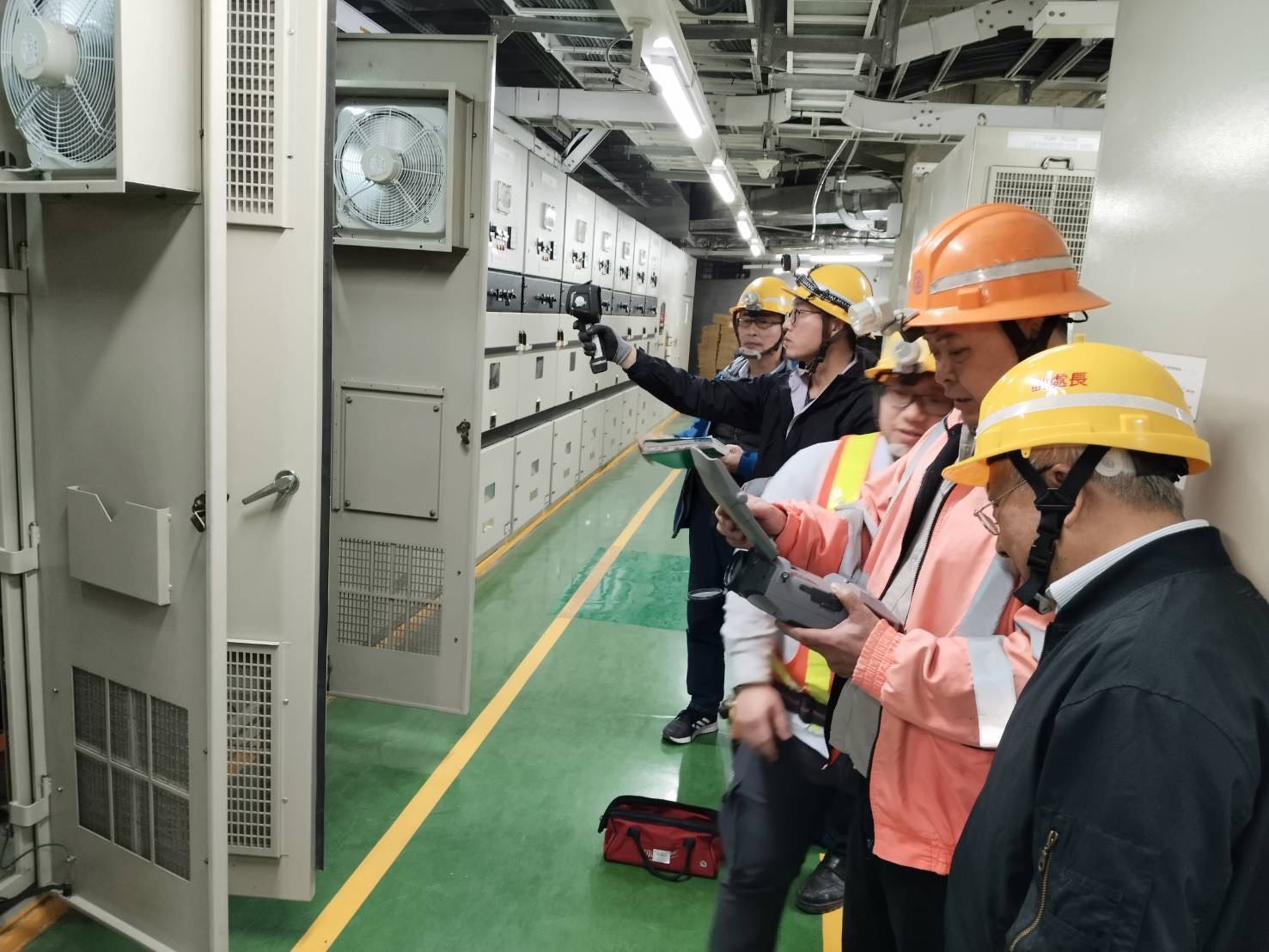 方信傑副處長率領同仁進行設備檢測工作。