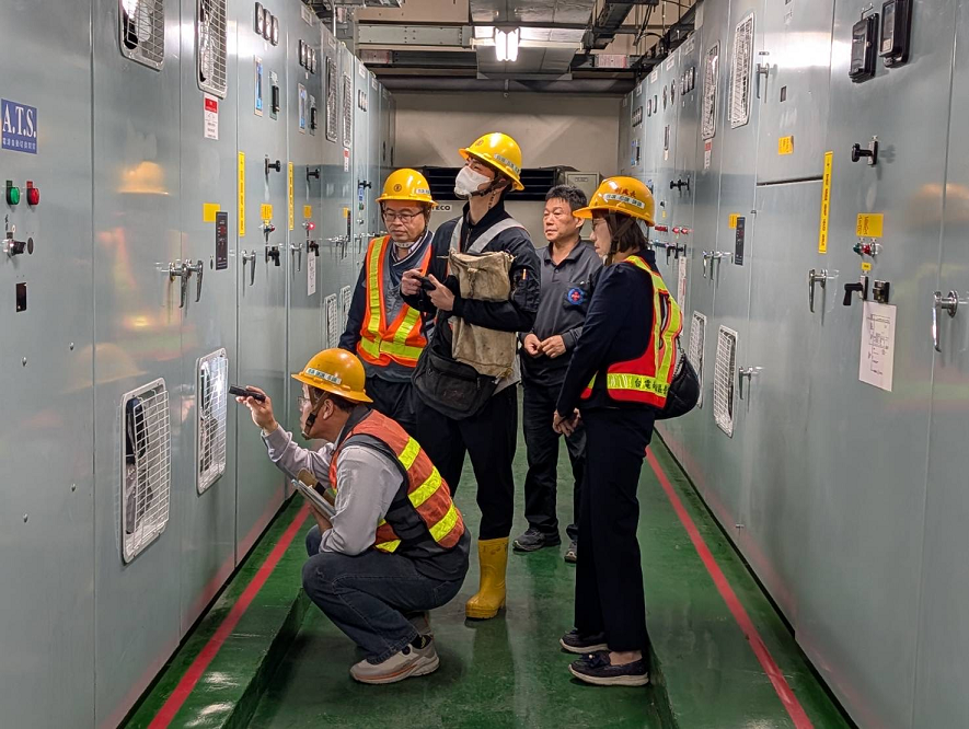 台電技術團隊與醫院機電人員共同檢視受電設備，透過現場實地檢測，確保醫療用電安全穩定。