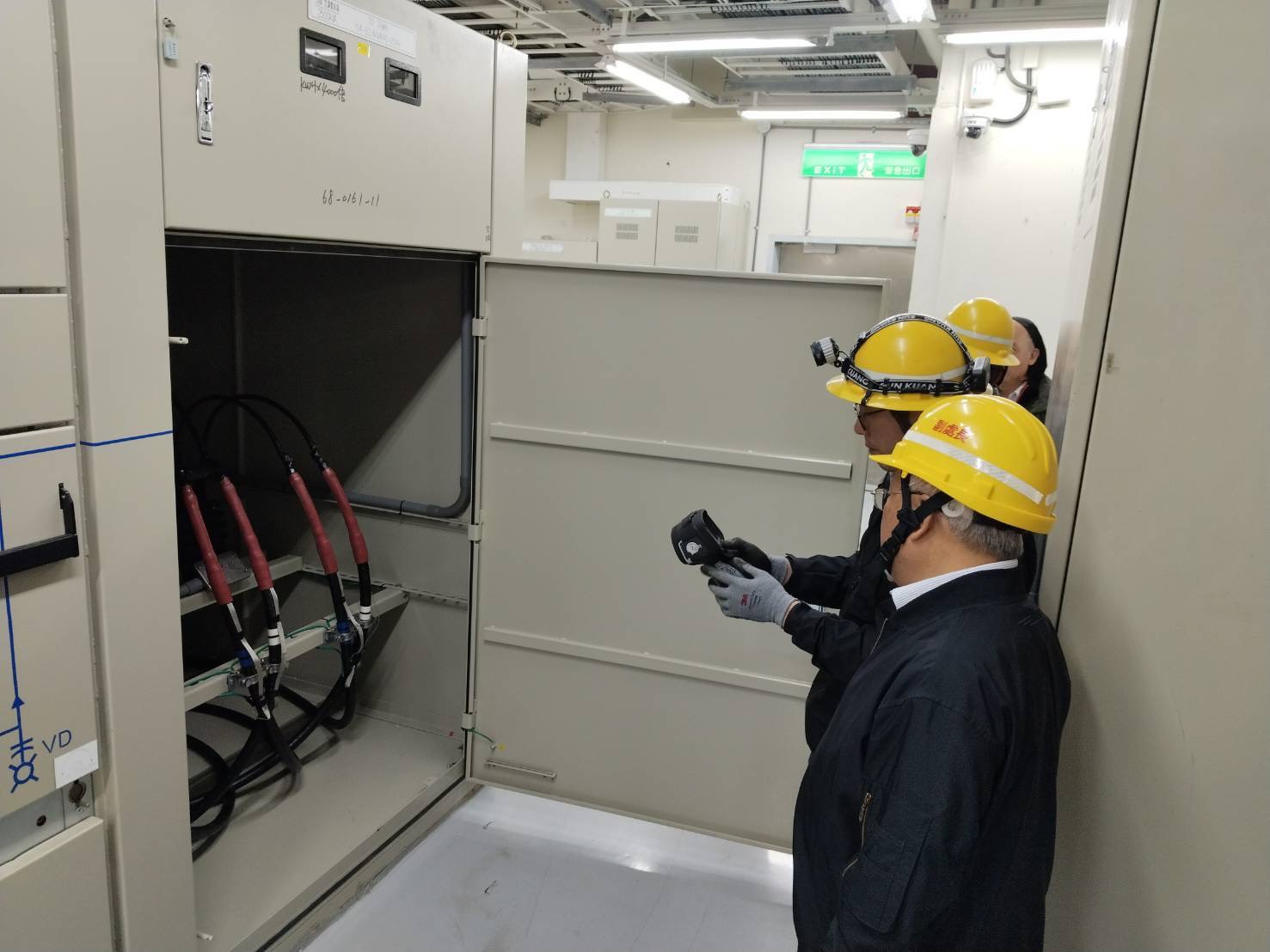 台電同仁進行設備檢測工作。